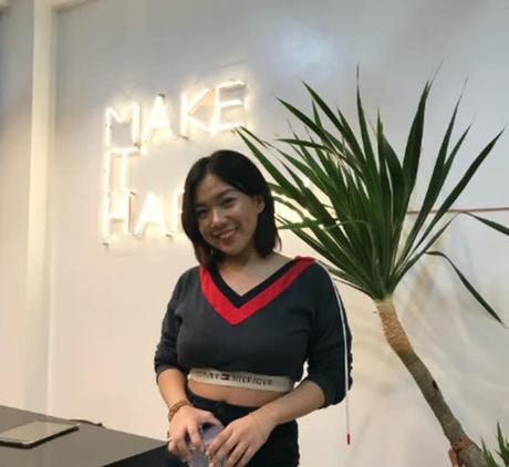 Souriant.  Sourire de bonheur