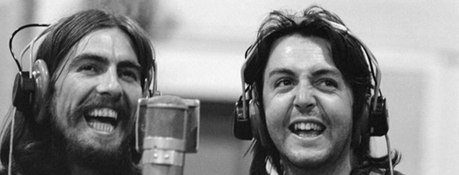 Paul McCartney et george Harrison en train de chanter