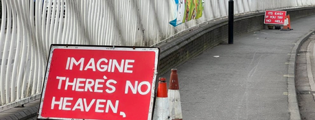 Des panneaux qui s'inspirent de John lennon