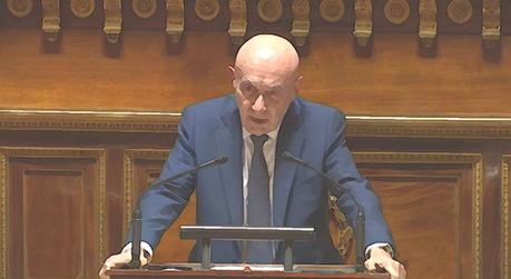 Claude Malhuret contre la mollarchie