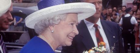 La reine Elizabeth II a exprimé ses condoléances à George Harrison après l'invasion de son domicile en 1999, selon un ancien député allemand.
