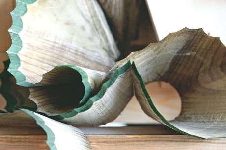 Une lampe faite de copeaux de crayons en bois