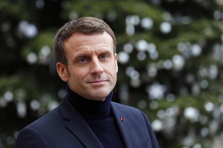 Son dernier foutage de gueule : le col roulé ! Observez bien son visage. Moi, quelqu'un avec cette expression, jamais je ne lui achète une voiture d'occasion !