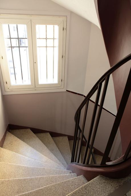 cage d'escalier bicolore gris blanc
