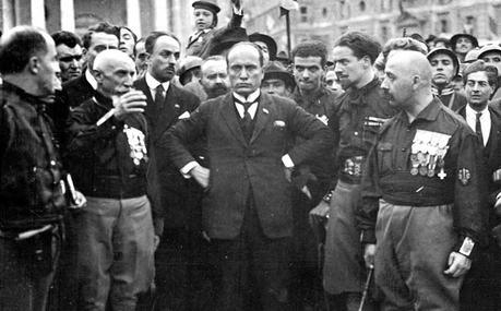 Benito Mussolini, pendant la marche sur Rome, avec certains des quadruplés : de gauche Emilio De Bono, Italo Balbo et Cesare Maria De Vecchi.