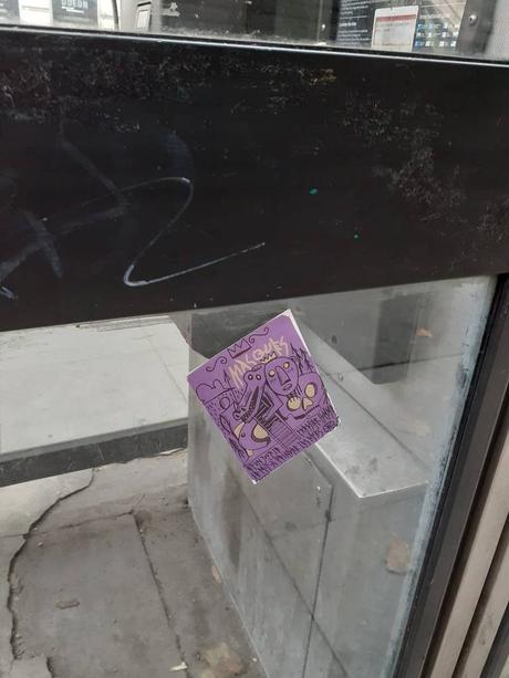 Collages stickers et skulls à Londres