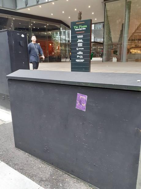 Collages stickers et skulls à Londres