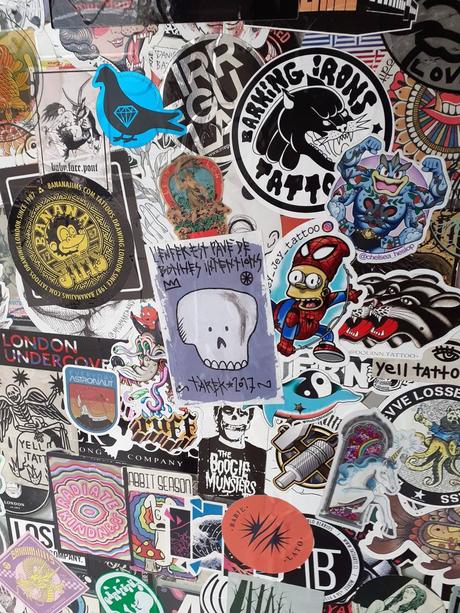 Collages stickers et skulls à Londres