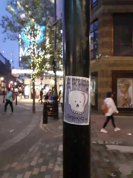 Collages stickers et skulls à Londres