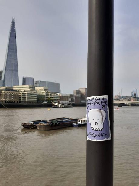 Collages stickers et skulls à Londres