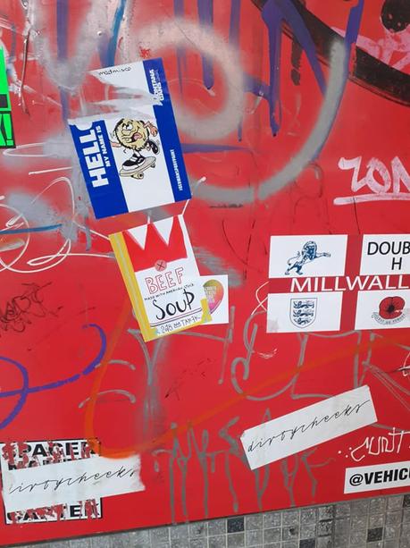 Collages stickers et skulls à Londres