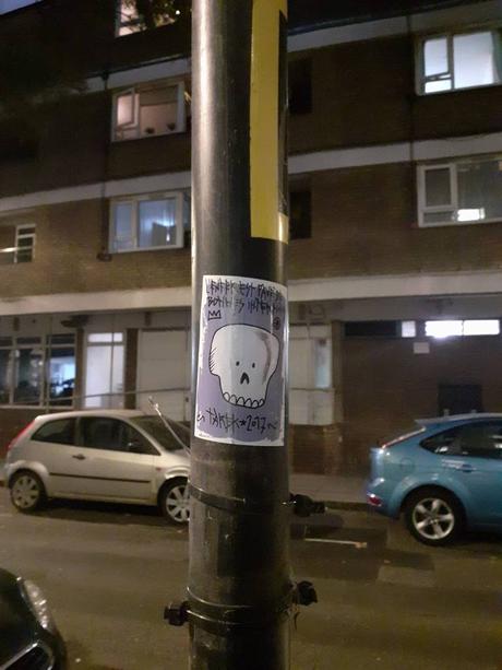 Collages stickers et skulls à Londres