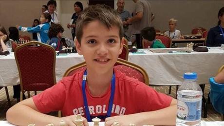Ce garçon de huit ans est presque imbattable aux échecs