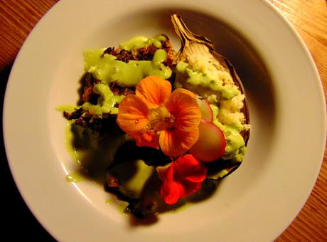 Aubergine au couscous avec sauce verte au tahini