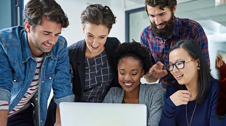 Les élèves se rassemblent autour d'un ordinateur portable.