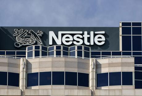 Gros plan sur la signalisation de Nestlé à l'extérieur de son siège social aux États-Unis.