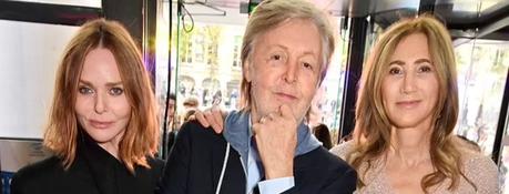 La femme de Sir Paul McCartney, Nancy Shevell, 62 ans, porte un sweat-shirt des Beatles d'une valeur de 450 £ conçu par sa belle-fille Stella lors d'une promenade avec le chanteur, 80 ans.