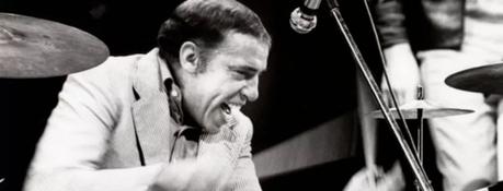 Le moment où Buddy Rich a lourdement critiqué la façon de jouer de la batterie de Ringo Starr. Le moment où Buddy Rich a lourdement critiqué la façon de jouer de la batterie de Ringo Starr.