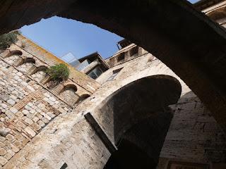 Charme médiéval, voisins gonflables et vin blanc à San Gimignano.