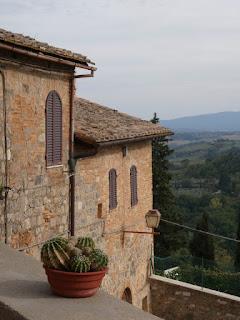 Charme médiéval, voisins gonflables et vin blanc à San Gimignano.