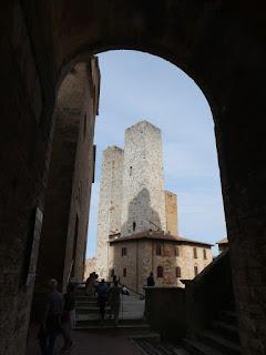 Charme médiéval, voisins gonflables et vin blanc à San Gimignano.