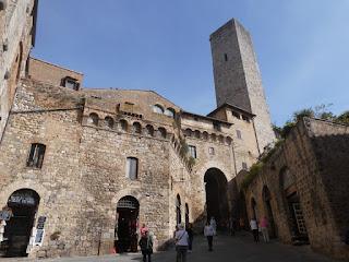 Charme médiéval, voisins gonflables et vin blanc à San Gimignano.