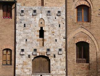 Charme médiéval, voisins gonflables et vin blanc à San Gimignano.