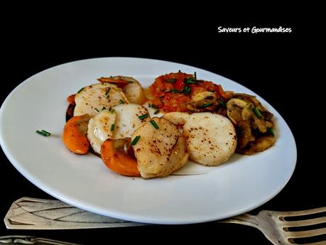 Coquilles St-Jacques sautées, fondue de tomates et champignons.