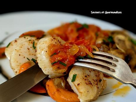 Coquilles St-Jacques sautées, fondue de tomates et champignons.