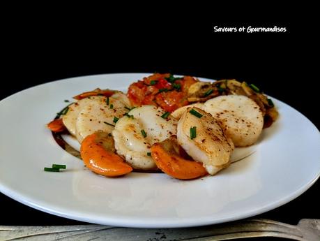 Coquilles St-Jacques sautées, fondue de tomates et champignons.