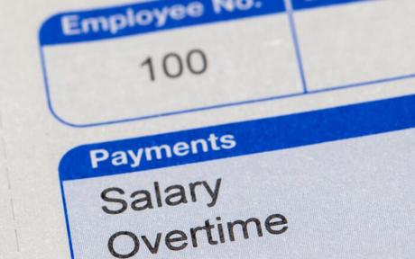 Bulletin de paie gros plan macro ;  salaire et rémunération des heures supplémentaires