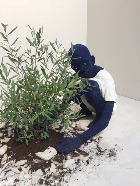 Orant Beya Gille Gacha, dans l'exposition chant forêts