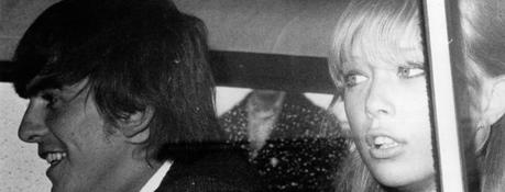 George Harrison et Pattie Boyd sont rentrés chez eux et ont trouvé deux fans cachés sous leur lit.