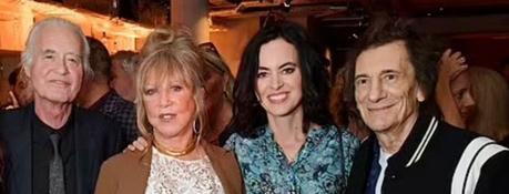 RONNIE WOOD AFFICHE SON SOUTIEN À PATTIE BOYD À L’OCCASION DU LANCEMENT DE SON NOUVEAU LIVRE “MY LIFE IN PICTURES”. RONNIE WOOD AFFICHE SON SOUTIEN À PATTIE BOYD À L’OCCASION DU LANCEMENT DE SON NOUVEAU LIVRE “MY LIFE IN PICTURES”.