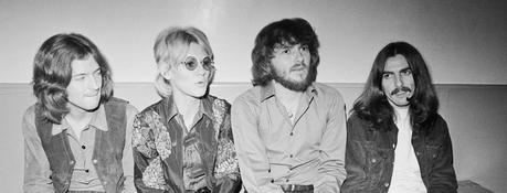 George Harrison pensait qu’Eric Clapton avait l’air seul lorsqu’ils se sont rencontrés à un concert des Lovin’ Spoonful, mais Clapton pense que George l’enviait. George Harrison pensait qu'Eric Clapton avait l'air seul lorsqu'ils se sont rencontrés à un concert des Lovin' Spoonful, mais Clapton pense que George l'enviait.