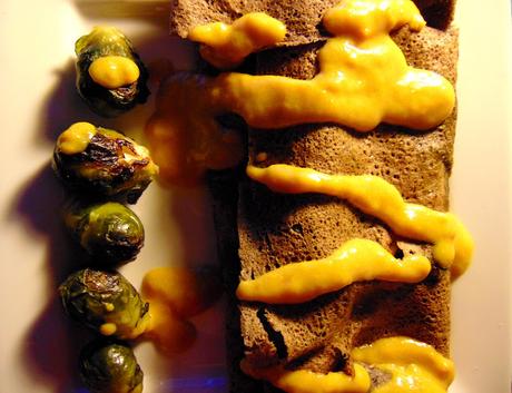 Galette de sarrasin au pesto, pommes de terres, saucisse et oeuf végétal Galette de sarrasin au pesto, pommes de terres, saucisse et oeuf végétal