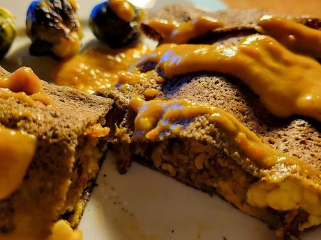 Galette de sarrasin au pesto, pommes de terres, saucisse et oeuf végétal Galette de sarrasin au pesto, pommes de terres, saucisse et oeuf végétal