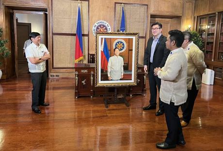 Marcos ravi par le cadeau de portrait de l’artiste Pinoy – Bulletin de Manille