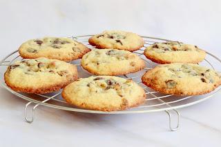 biscuits cookies noix chocolat sur une grille