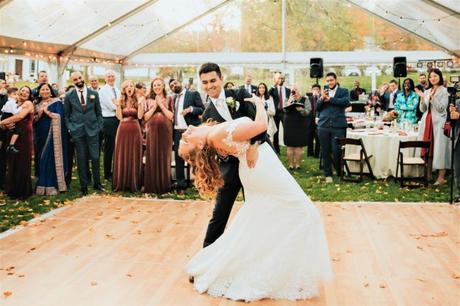Les portraits de mariage d’Ashburnham imitent ceux pris il y a 115 ans au même endroit Les jeunes mariés ont organisé leur réception de mariage le 15 octobre dans la cour de la maison historique de la mariée à Ashburnham, tout comme un autre couple l'a fait il y a 115 ans exactement. (Avec la permission de HANNAH FISHER)