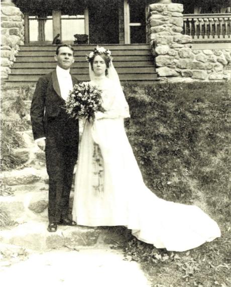 Les portraits de mariage d’Ashburnham imitent ceux pris il y a 115 ans au même endroit Le couple d'origine, Blanche Gay Hardy d'Ashburnham et le Dr Moritz Schlick de Berlin, en Allemagne, devant sa maison familiale en ville le jour de leur mariage le 10 octobre 1907, un événement couvert par le Fitchburg Daily Sentinel. (Avec la permission de CHARLES BARR)