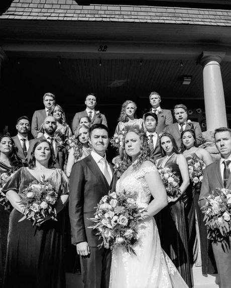 Les portraits de mariage d’Ashburnham imitent ceux pris il y a 115 ans au même endroit Meghan Jane Barr et Evan Hidetoshi Oto et leur fête de mariage se sont assis pour un portrait le 15 octobre devant la maison familiale de la mariée à Ashburnham, posant de la même manière qu'une fête de mariage en 1907 au même endroit. (Avec la permission de HANNAH FISHER)
