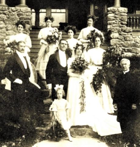 Les portraits de mariage d’Ashburnham imitent ceux pris il y a 115 ans au même endroit Le couple d'origine, Blanche Gay Hardy d'Ashburnham et le Dr Moritz Schlick de Berlin, en Allemagne, et leur fête de mariage devant la maison familiale de la mariée en ville le jour de leur mariage le 10 octobre 1907, un événement couvert par le Sentinelle quotidienne de Fitchburg. (Avec la permission de CHARLES BARR)