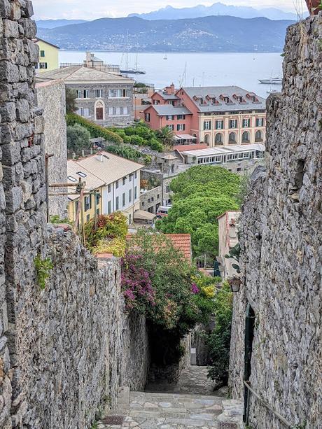 Porto Venere, le port de Vénus. Un texte de Dominique Durandy — 38 photographies Porto Venere, le port de Vénus. Un texte de Dominique Durandy — 38 photographies