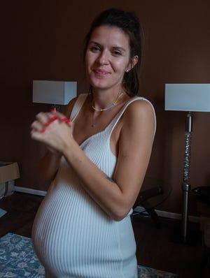 Christina Yaremchuk est tout sourire alors qu'elle se prépare pour son troisième enfant, au domicile de la famille ukrainienne à Feasterville-Trevose, le lundi 17 octobre 2022.