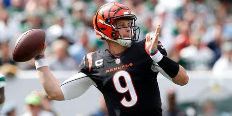Joe Burrow met en place des numéros de jeux vidéo en première mi-temps (NEW YORK DAILIES OUT) Joe Burrow # 9 des Bengals de Cincinnati en action contre les Jets de New York au MetLife Stadium le 25 septembre 2022 à East Rutherford, New Jersey. Les Bengals ont battu les Jets 27-12.
