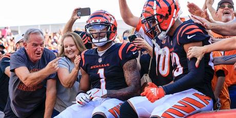 Joe Burrow met en place des numéros de jeux vidéo en première mi-temps Ja'Marr Chase # 1 des Bengals de Cincinnati est félicité par les fans après avoir marqué un touché contre les Falcons d'Atlanta lors du deuxième quart-temps au stade Paul Brown le 23 octobre 2022 à Cincinnati, Ohio.