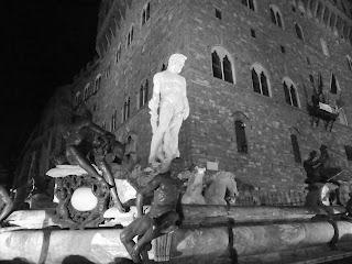 Florence. Extérieur. Nuit. (Noir/blanc)