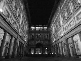Florence. Extérieur. Nuit. (Noir/blanc)