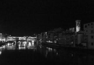 Florence. Extérieur. Nuit. (Noir/blanc)